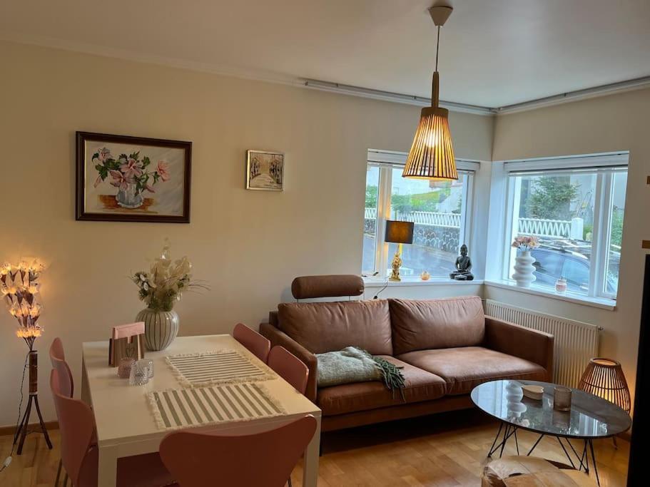 Charming 3 Bedroom Apartment อาคูเรย์รี ภายนอก รูปภาพ